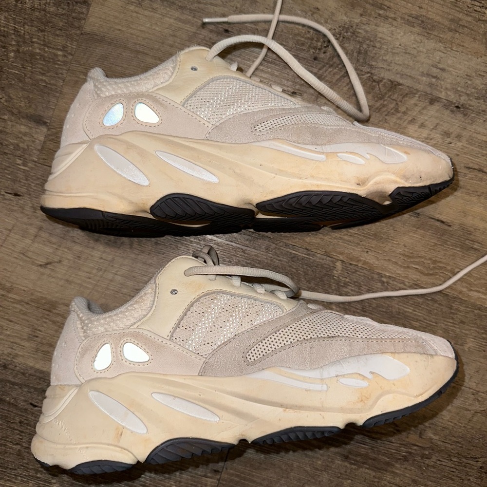 Yeezy boost 700 Analog